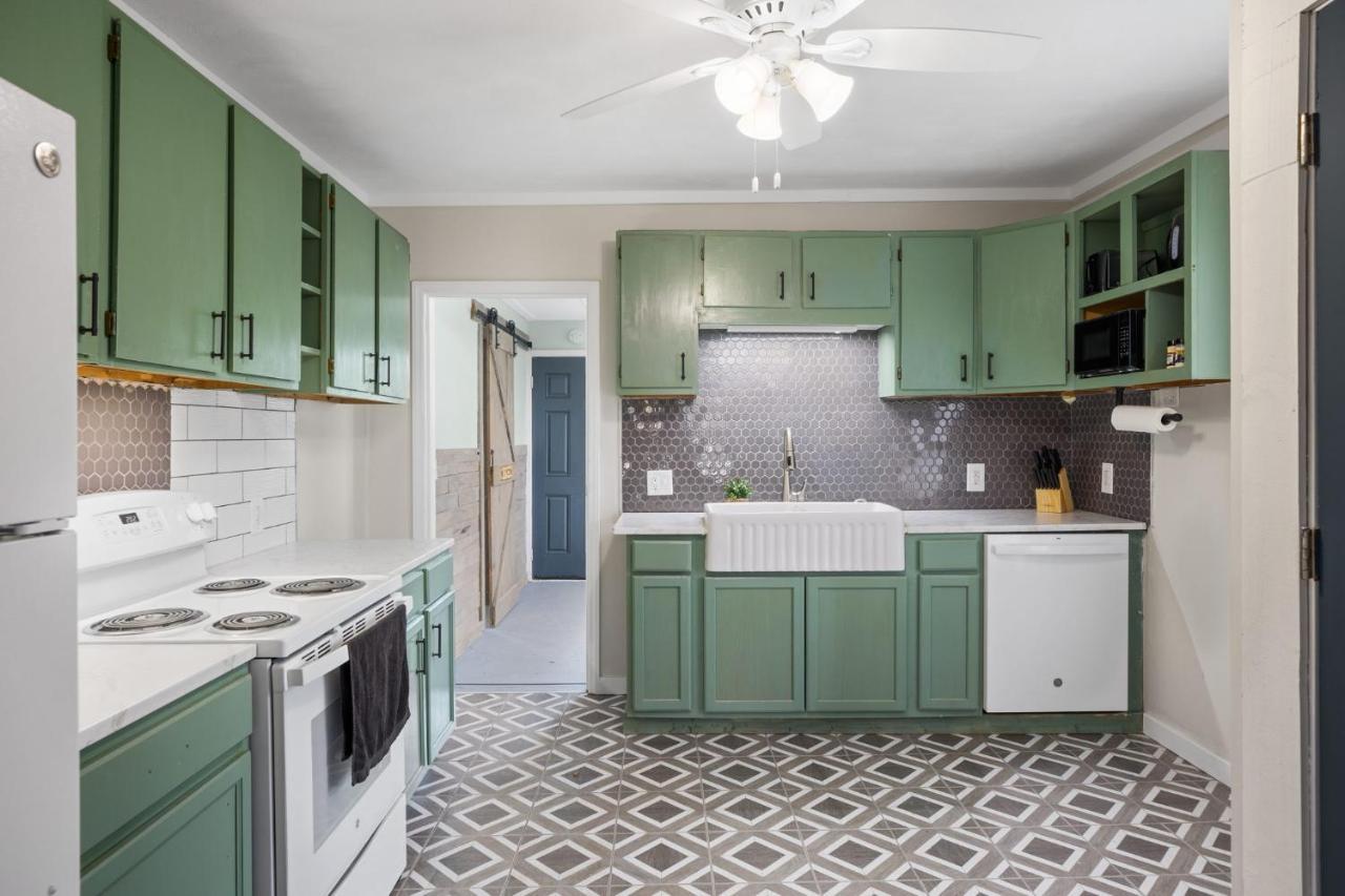 Charming 4 Bedroom Farmhouse With Large Backyard For Entertaining Mountain City Bagian luar foto