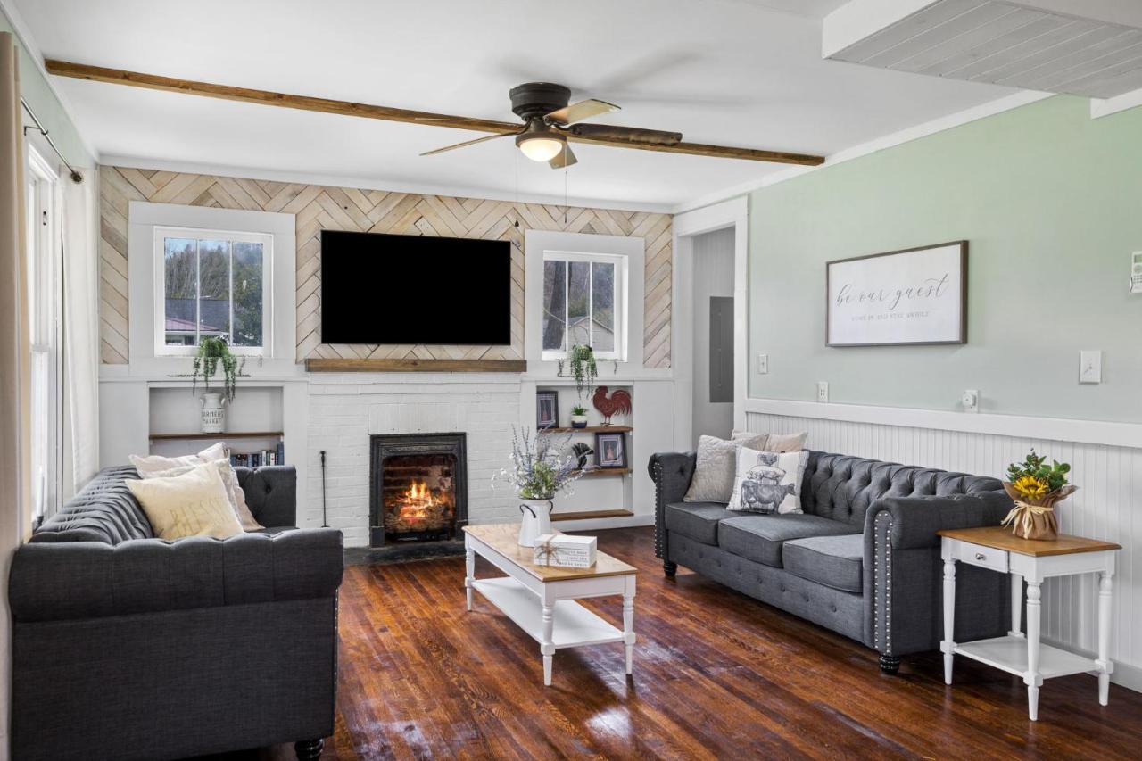 Charming 4 Bedroom Farmhouse With Large Backyard For Entertaining Mountain City Bagian luar foto