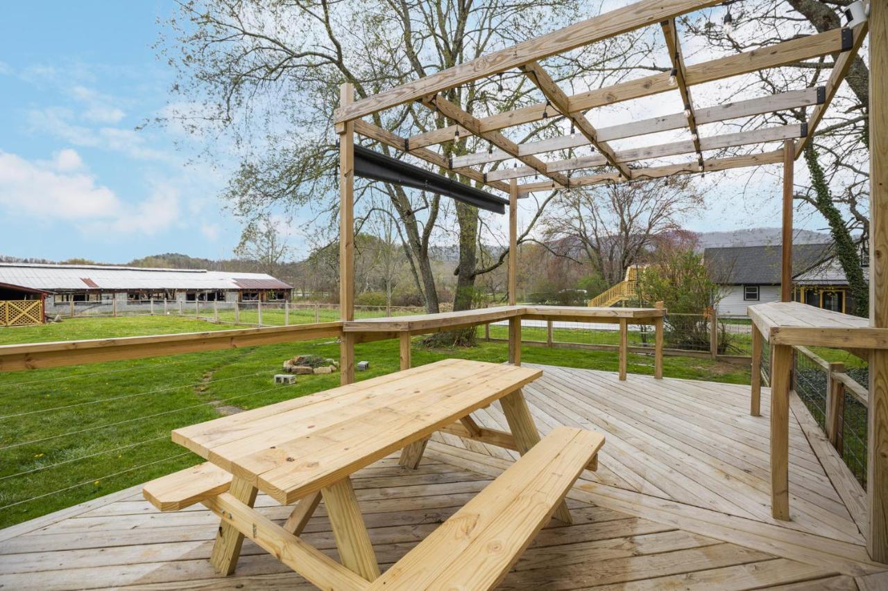 Charming 4 Bedroom Farmhouse With Large Backyard For Entertaining Mountain City Bagian luar foto