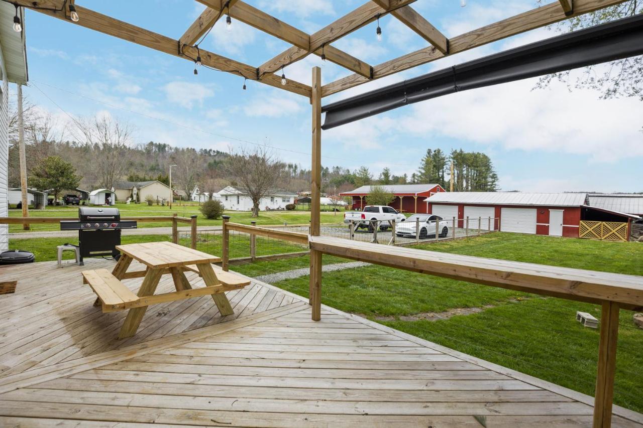 Charming 4 Bedroom Farmhouse With Large Backyard For Entertaining Mountain City Bagian luar foto